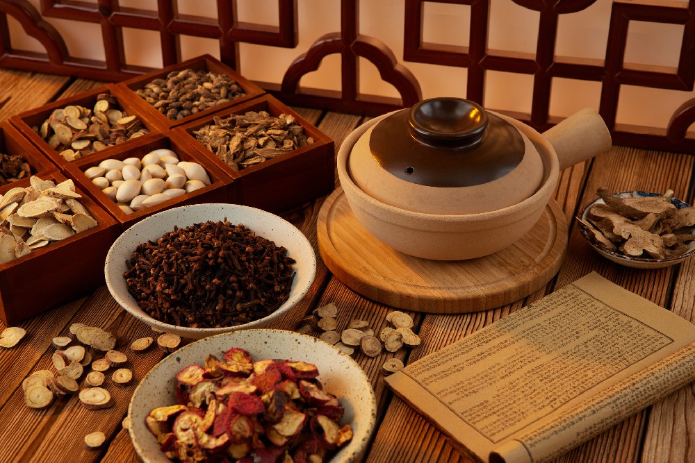 摄图网_507732136_banner_桌子上的中药山楂和丁香（企业商用）.jpg