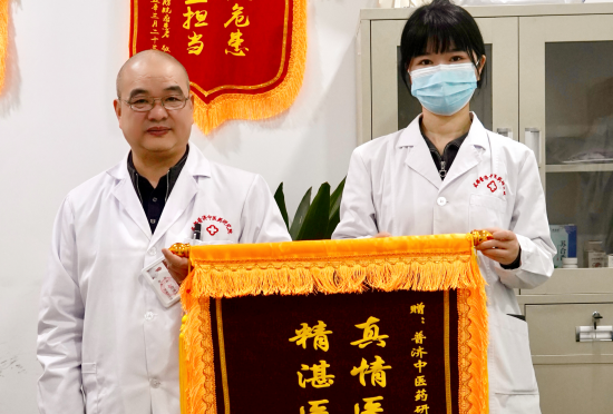 千里传锦旗，医患情更浓！71岁肺癌患者脑转移病灶消失，跨城致谢印主任团队